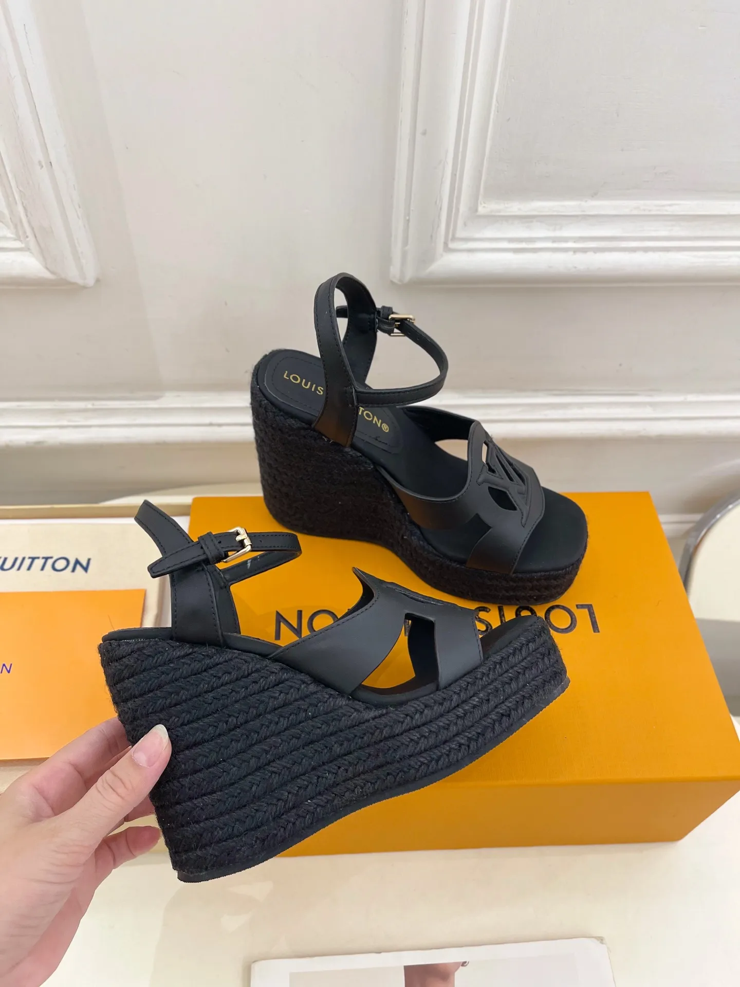 👟👟Ex-factory price 640👟👟 LV | Louis Vuitton 25𝐬𝐬 🧡💚2025 spring and summer new style top version‼ ️The original version is the same. The counter focuses on the latest LV ISOLA hollow hemp rope wedge sandals. New hard goods. ❥BS purchasing level! Full of high-end feel! A popular model among bloggers at home and abroad, it’s retro and fashionable and looks amazing on your feet! Mainly recommended model on the official website★ ━━━━━ ЅᏇєєt ━━━━━ ▪️Upper: original customized calfskin ▪️Lining: imported sheepskin ▪️Outsole: original molded outsole ▪️Heel height: 12cm, water platform 3.5cm ▪️Shoe size: 35-39 (40, 41 customized)